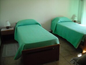 5 bedrooms, iron/ironing board, WiFi, bed sheets