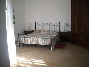 5 chambres, fer et planche à repasser, Wi-Fi, draps fournis