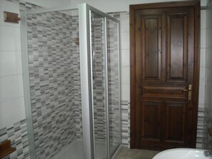 Regadera, secadora de cabello, bidet, toallas 