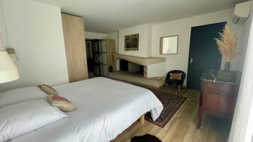 5 bedrooms, desk, iron/ironing board, travel crib