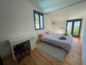 5 bedrooms, desk, iron/ironing board, travel cot