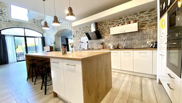 Een koelkast, een microgolfoven, een oven, een kookplaat