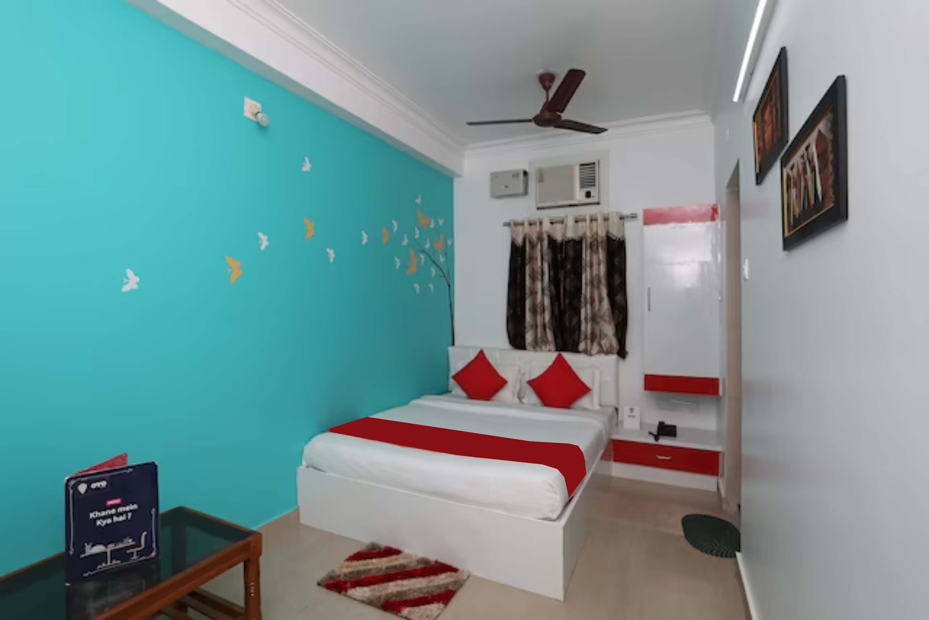 desk, free wifi, bed sheets