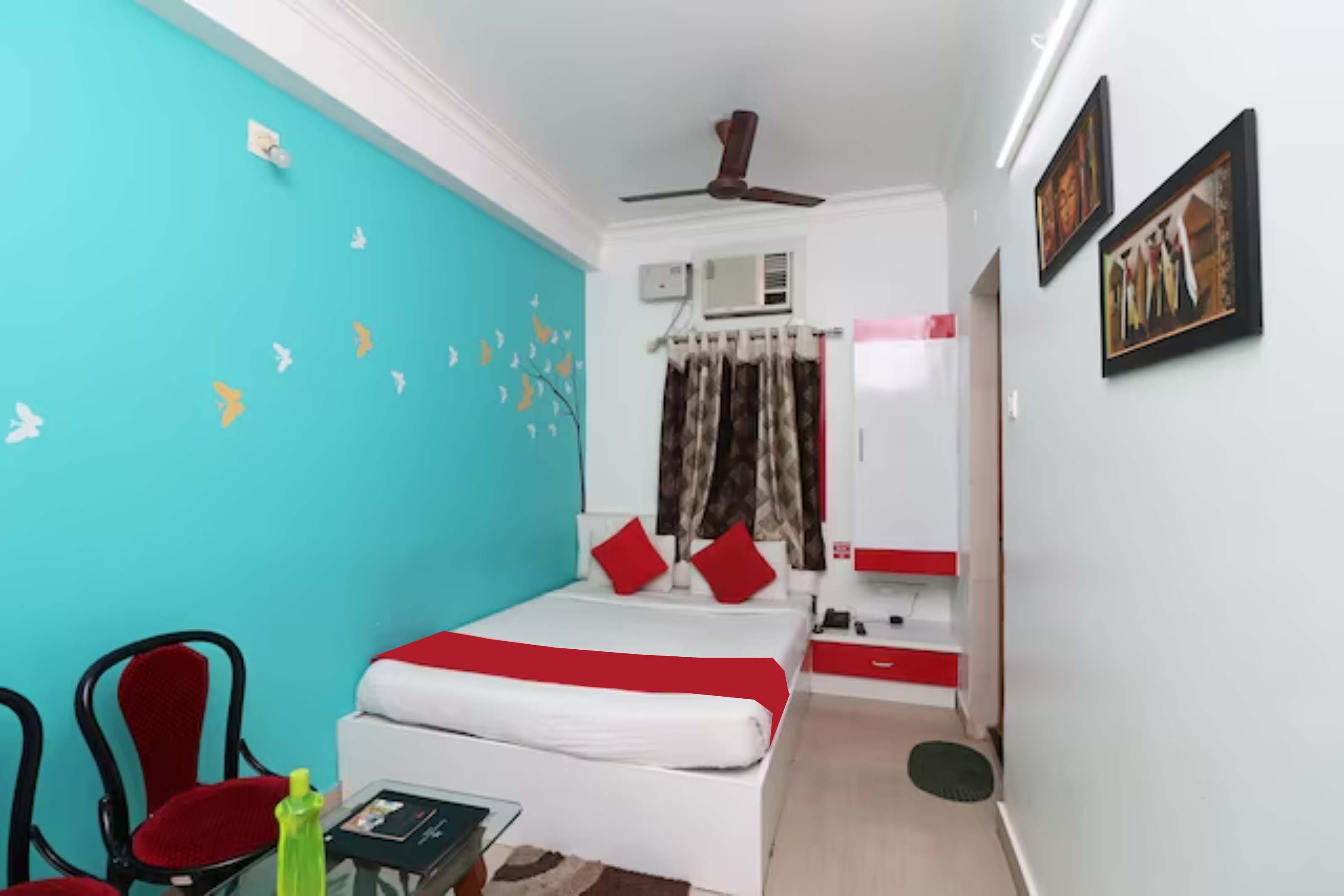 desk, free wifi, bed sheets