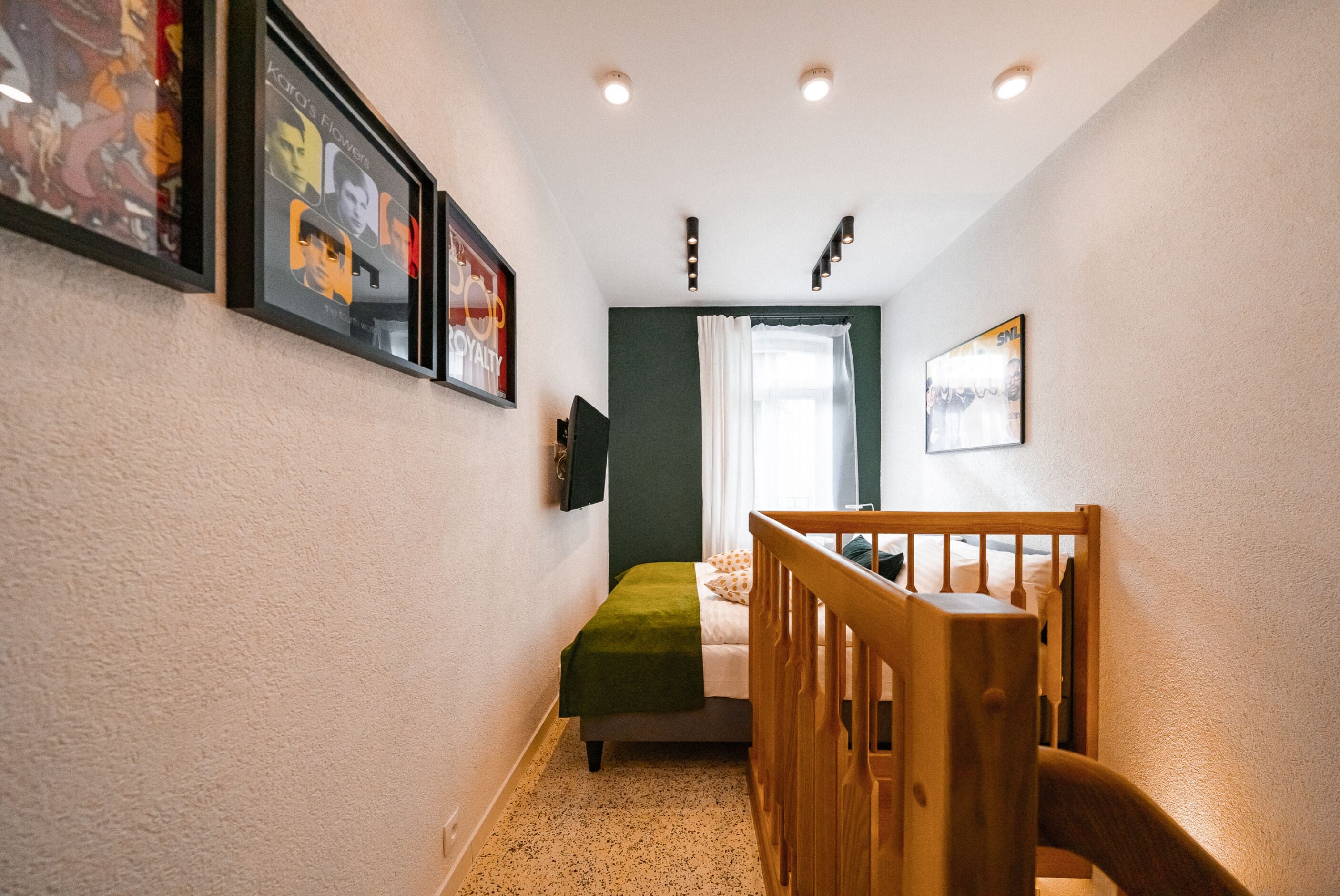Duplex Studio | Peralatan tempat tidur hipoalergenik, peti besi dalam bilik, meja 
