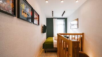 Duplex Studio | Peralatan tempat tidur hipoalergenik, peti besi dalam bilik, meja