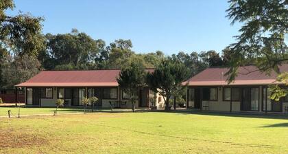 Outback Quarters Motel Hay and Restaurant