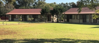 Outback Quarters Motel Hay and Restaurant