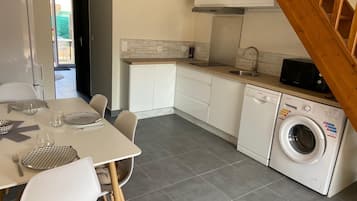 Réfrigérateur, micro-ondes, plaque de cuisson, lave-vaisselle