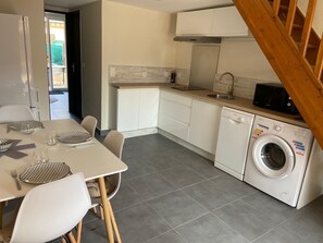 Kjøleskap, mikrobølgeovn, kokeplater og oppvaskmaskin