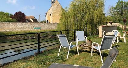 Cottage by Orne River with garden and fishing, Pets allowed