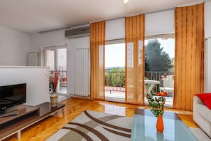 家庭公寓, 3 間臥室, 2 間浴室 (Beachside Apartment Krk) | 客廳 | 21-吋平面電視,提供數位頻道