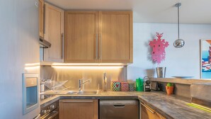 Fridge, dishwasher - Central Megève Apartment: 2 Bedrooms, Terrace, WiFi, Near Gondola, Sleeps 4 (Megève)
