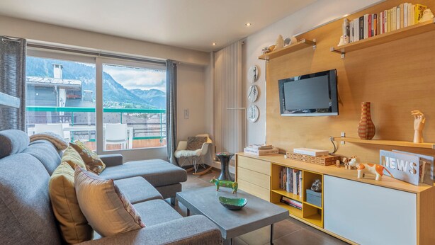 TV - Central Megève Apartment: 2 Bedrooms, Terrace, WiFi, Near Gondola, Sleeps 4 (Megève)