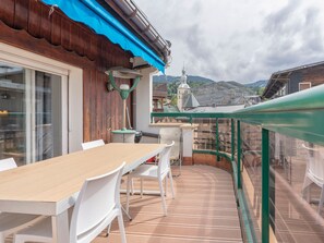 Outdoor dining - Central Megève Apartment: 2 Bedrooms, Terrace, WiFi, Near Gondola, Sleeps 4 (Megève)