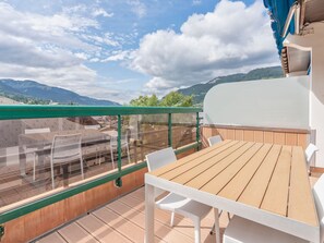 Outdoor dining - Central Megève Apartment: 2 Bedrooms, Terrace, WiFi, Near Gondola, Sleeps 4 (Megève)