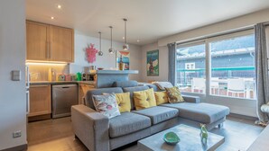 TV - Central Megève Apartment: 2 Bedrooms, Terrace, WiFi, Near Gondola, Sleeps 4 (Megève)
