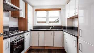 Departamento clásico, 2 habitaciones, para no fumadores | Cocina privada | Refrigerador, microondas, horno y parrilla de estufa