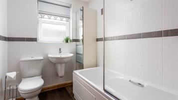 Classic Apartment, 2 Bedrooms, Non Smoking | Bathroom | Separate bathtub and shower, free toiletries, hair dryer, towels