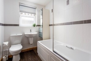 Departamento clásico, 2 habitaciones, para no fumadores | Baño | Tina y regadera independientes y amenidades de baño gratuitas 