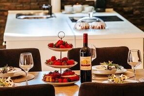 Design Villa, 5 Bedrooms, Private Pool, Garden View | In-room dining - Villa Ena (Zadar)