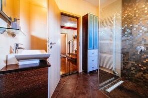 Design-Villa, 5 Schlafzimmer, eigener Pool, Gartenblick | Badezimmer | Dusche, kostenlose Toilettenartikel, Haartrockner, Seife