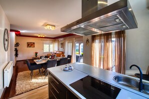 Villa de diseño, 5 habitaciones, piscina privada, vistas al jardín | Cocina privada | Frigorífico grande, microondas, horno y placa de cocina