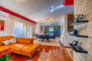 Villa de diseño, 5 habitaciones, piscina privada, vistas al jardín | Zona de estar | Televisión de 100 cm con canales por cable