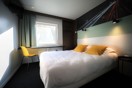 Comfort Double Room | Desk, laptop workspace, blackout drapes, soundproofing. Travel Hotel Kruisem