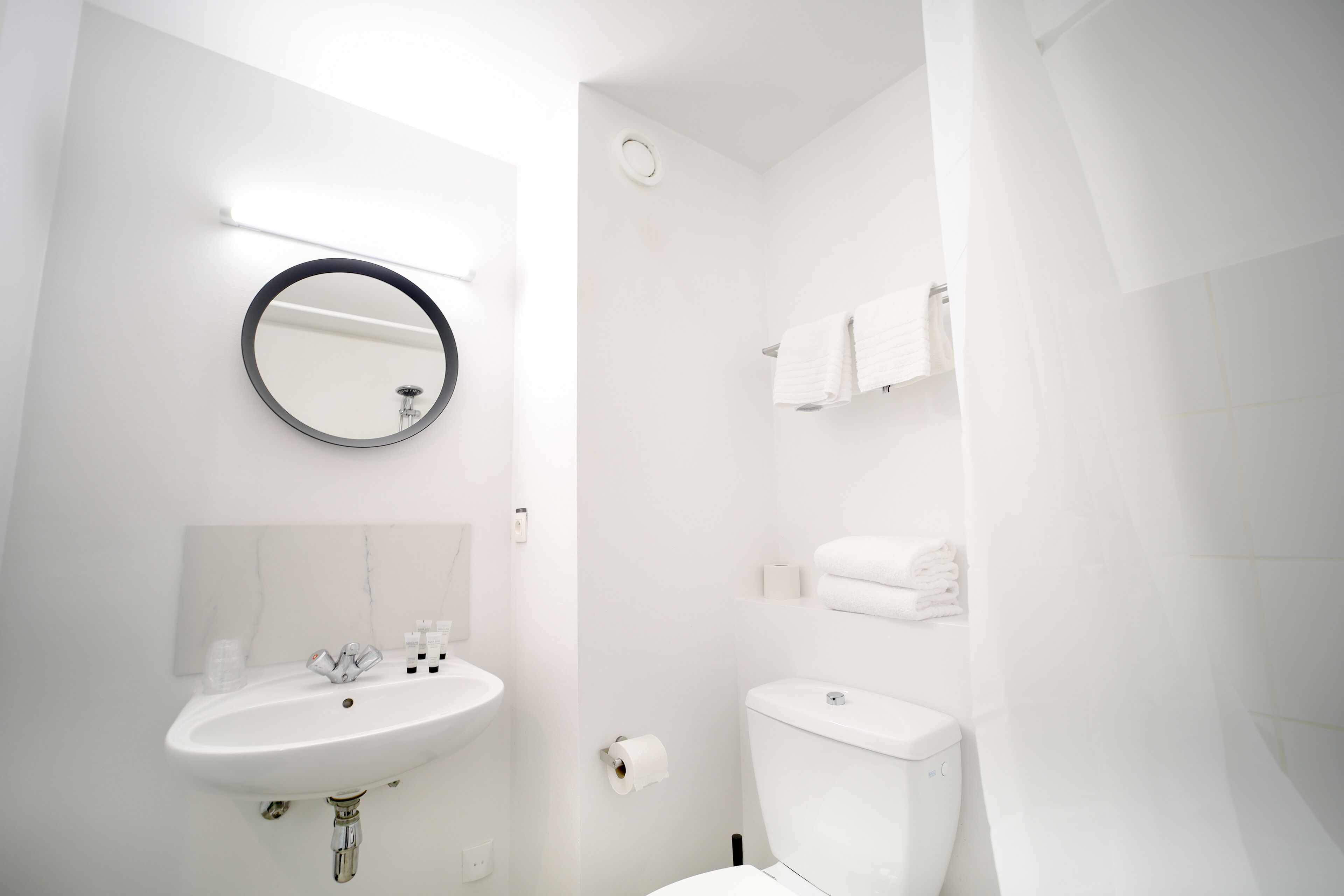 combined shower/bathtub, rainfall showerhead, hair dryer, towels