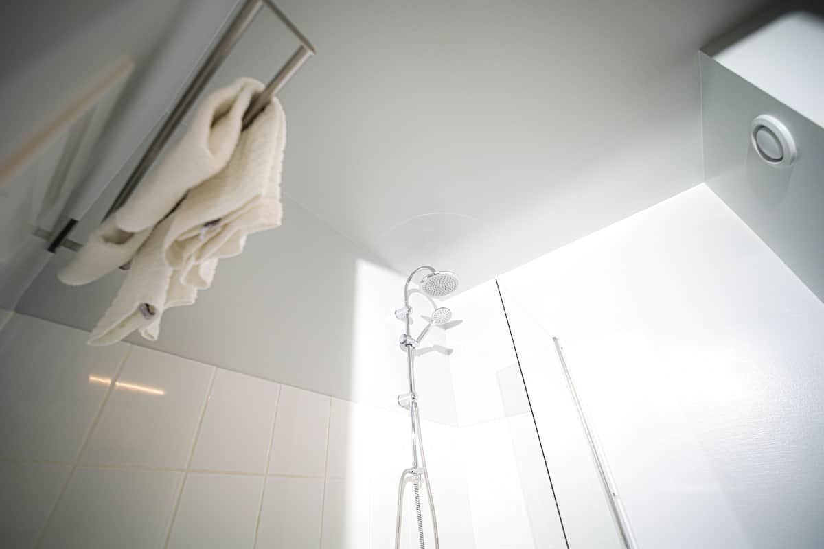 combined shower/bathtub, rainfall showerhead, hair dryer, towels