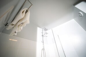 Bañera con ducha, cabezal de ducha tipo lluvia, secador de pelo, toallas