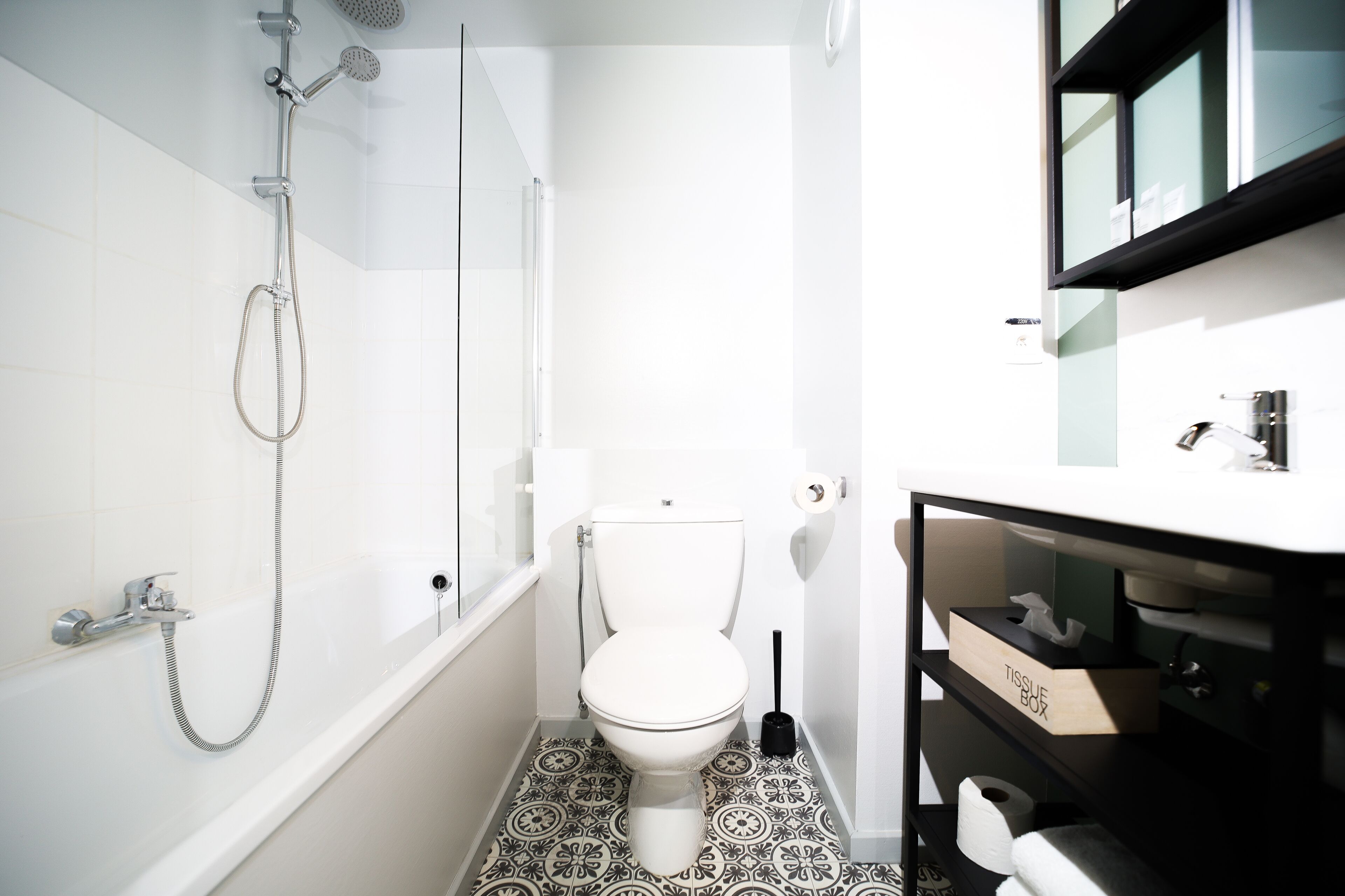 combined shower/bathtub, rainfall showerhead, hair dryer, towels