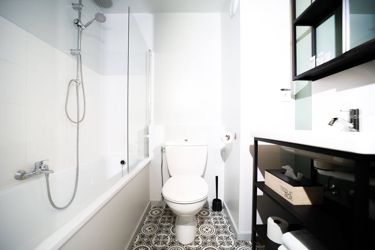 combined shower/bathtub, rainfall showerhead, hair dryer, towels