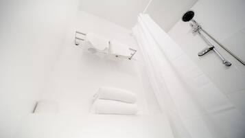 Ein modernes Badezimmer mit Dusche, Handtuchhalter und Toilette.