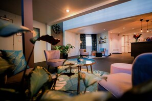 Área de estar no saguão