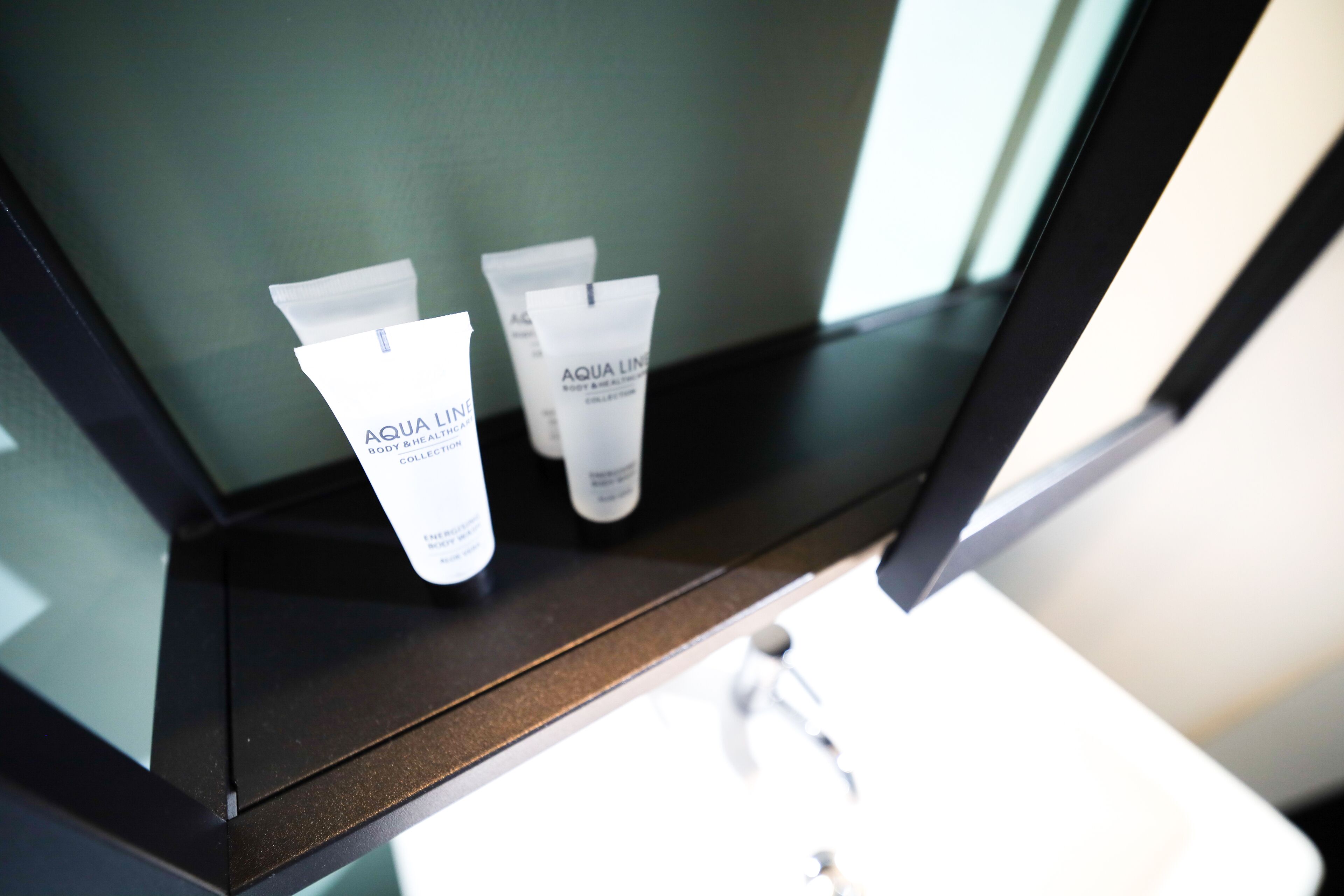 combined shower/bathtub, rainfall showerhead, hair dryer, towels