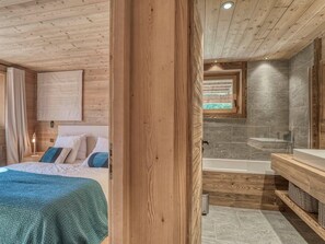 6 bedrooms, free WiFi, bed sheets - Spacious Renovated Chalet - 6BR, Ski-in/Ski-out, Terrace & Garden, Near Megève Center (Megève)
