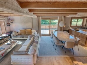 TV, fireplace - Spacious Renovated Chalet - 6BR, Ski-in/Ski-out, Terrace & Garden, Near Megève Center (Megève)
