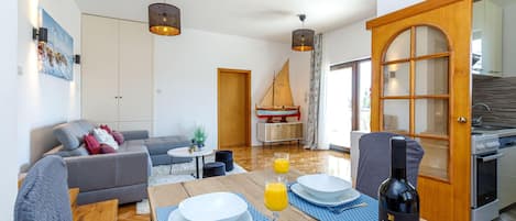 Family Apartment, Multiple Bedrooms, 2 Bathrooms (Exclusive Pool Escape Near Sea) | Living area