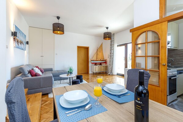 Familienapartment, Mehrere Schlafzimmer, 2 Bäder (Exclusive Pool Escape Near Sea) | Wohnbereich | 21-Zoll-Flachbildfernseher mit Digitalempfang, Fernseher