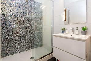 Appartement familial, plusieurs chambres, 2 salles de bains (Exclusive Pool Escape Near Sea) | Salle de bain | Douche, pomme de douche hydromassante, serviettes fournies, savon