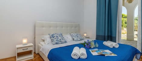 Family Apartment, Multiple Bedrooms, 2 Bathrooms (Exclusive Pool Escape Near Sea)