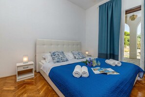 Familienapartment, Mehrere Schlafzimmer, 2 Bäder (Exclusive Pool Escape Near Sea) | 3 Schlafzimmer, kostenloses WLAN, Bettwäsche