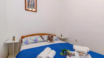 Family Apartment, Multiple Bedrooms, 2 Bathrooms (Exclusive Pool Escape Near Sea) | 3 bedrooms, free WiFi, bed sheets