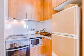 Fridge, microwave, oven, coffee/tea maker
