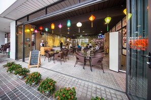Breakfast, lunch and dinner served - Rose Garden Residence  (Hanoi)