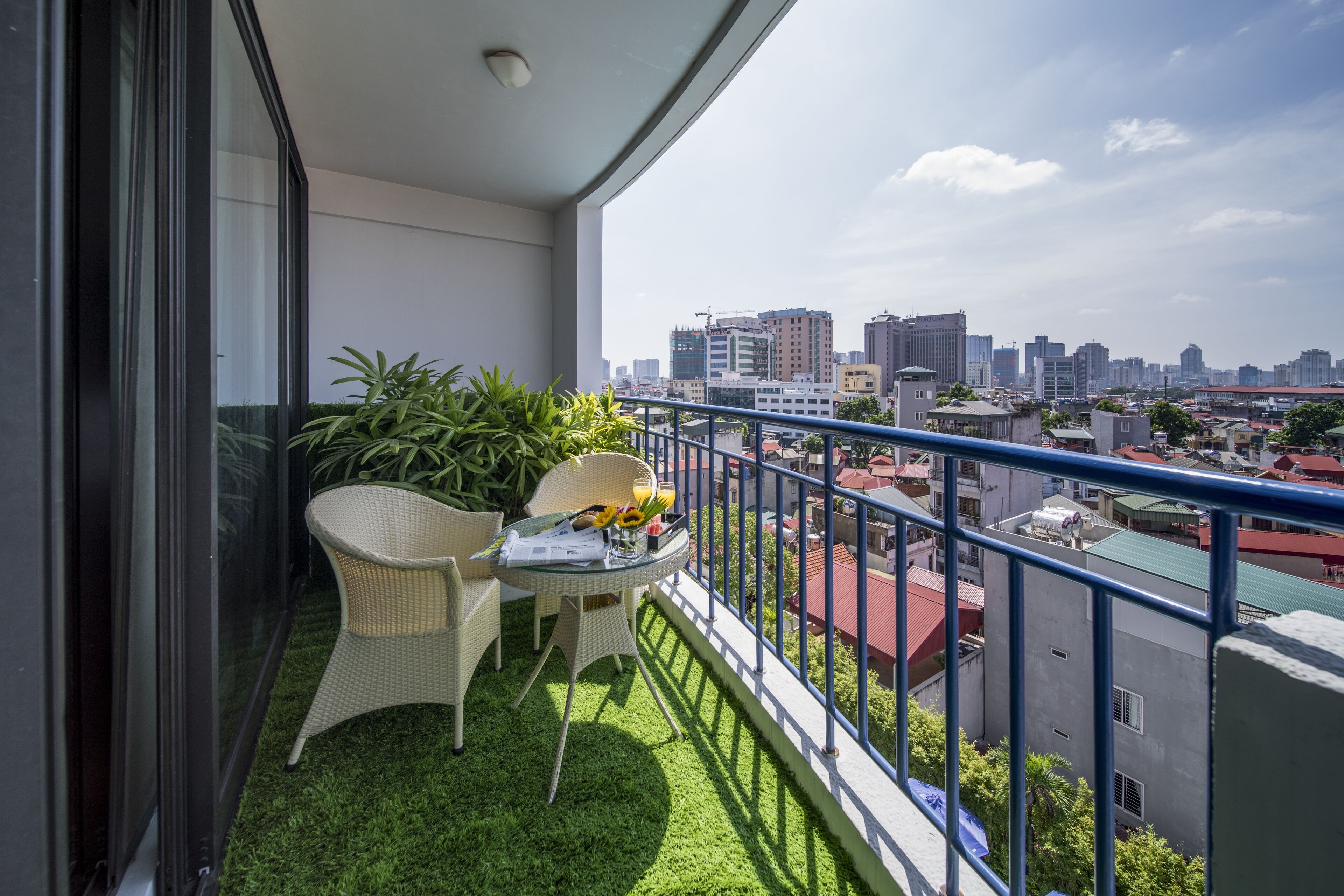 Minibar, brankas, meja kerja, dan ruang kerja ramah laptop