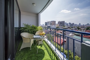 Minibar, caja de seguridad en la habitación y escritorio