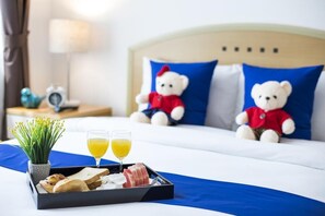 Minibar, värdeförvaringsskåp på rummet och skrivbord